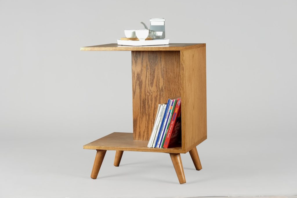 brown-wooden-table-with-books-and-mugs-l-7mqshl-au